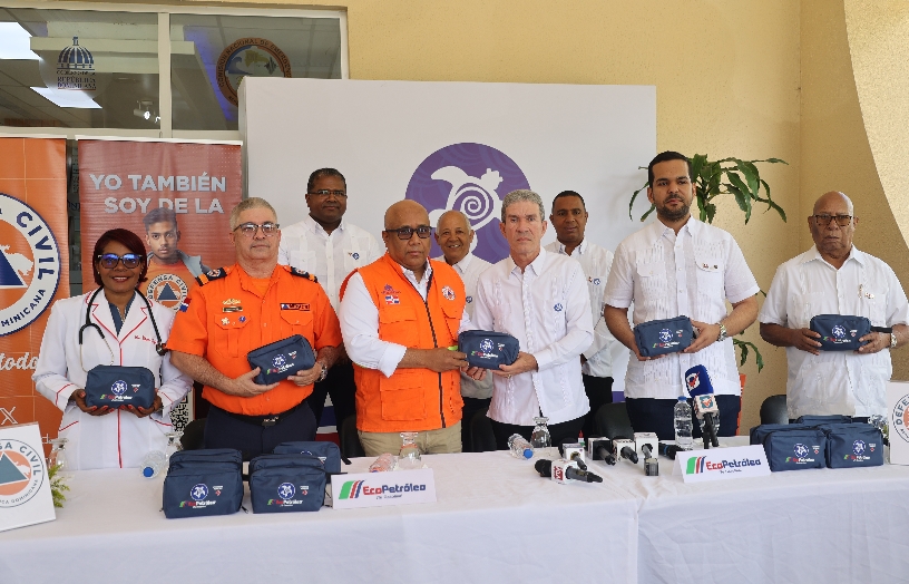 Las autoridades en el acto de entrega de Guillermo Burgos