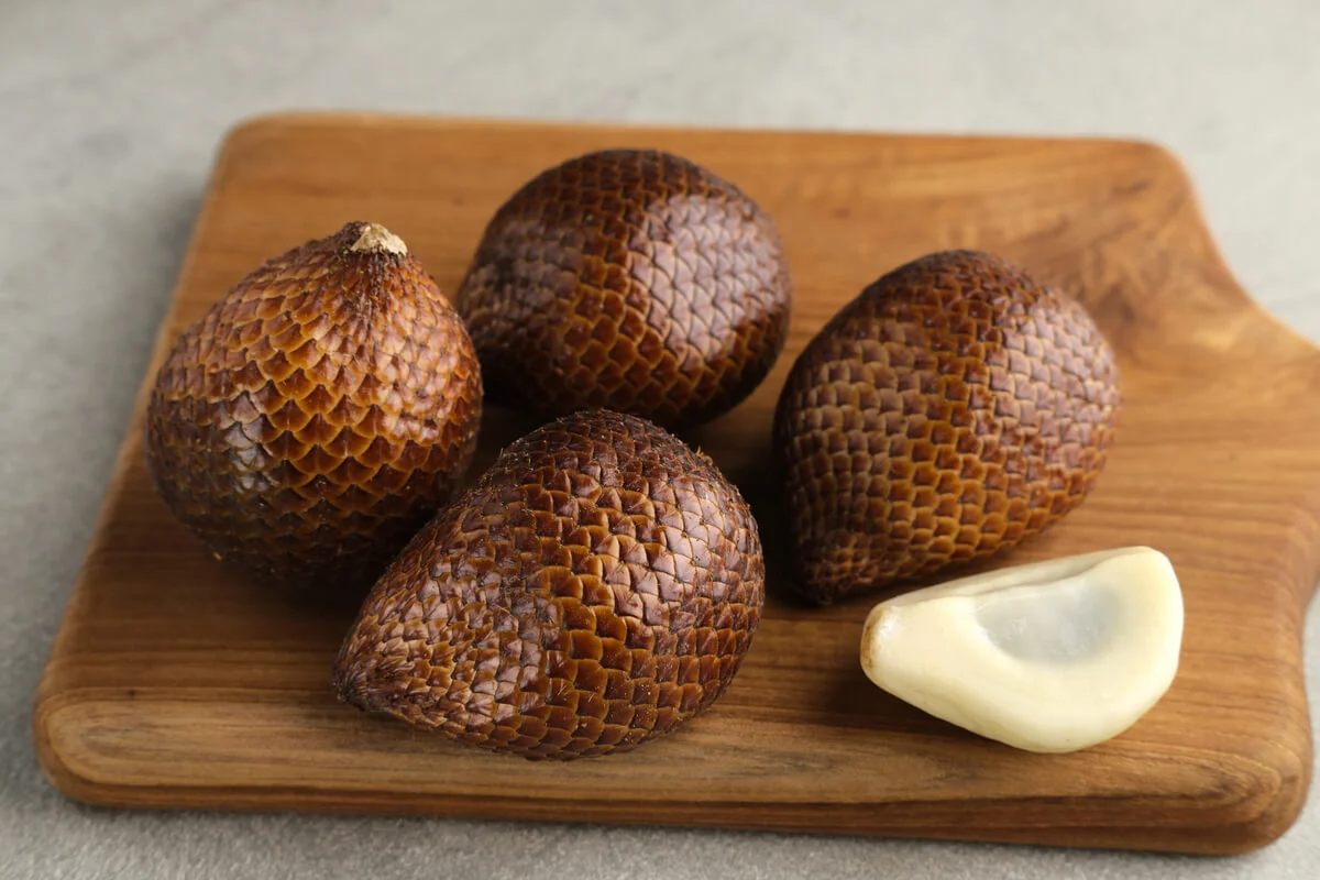 Aunque su nombre pueda parecer intimidante, la fruta de la serpiente -también conocida como salak- se ha convertido en un alimento exótico que cada vez más personas incluyen en su dieta diaria. Originaria de Indonesia, esta fruta de piel escamosa y sabor agridulce sorprende tanto por su apariencia como por sus beneficios nutricionales. 1. Rico en antioxidantes Salak contiene altos niveles de betacaroteno y flavonoides, compuestos que ayudan a combatir los radicales libres y fortalecer el sistema inmunológico. 2. Fuente de energía natural Su pulpa, de textura firme y sabor dulce-ácido, aporta hidratos de carbono de rápida absorción, ideal para quienes buscan energía inmediata sin recurrir a productos procesados. 3. Beneficios digestivos La fruta de la serpiente es rica en fibra, lo que favorece la salud intestinal y ayuda a prevenir el estreñimiento. Además, su consumo habitual ayuda a mantener un sistema digestivo equilibrado. 4. Control de peso Gracias a su capacidad saciante y su bajo contenido calórico, el salak se ha popularizado como aliado en las dietas de control de peso. Su fibra prolonga la sensación de saciedad y reduce la ansiedad por comer. 5. Salud ocular y cutánea Los betacarotenos presentes en el fruto ayudan a proteger la visión y a mantener la piel sana, reforzando la producción de colágeno y retrasando el envejecimiento prematuro.