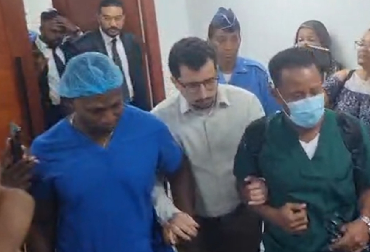 Jean Andrés Pumarol (camiseta blanca), saliendo ayer de la Corte de Apelaciones