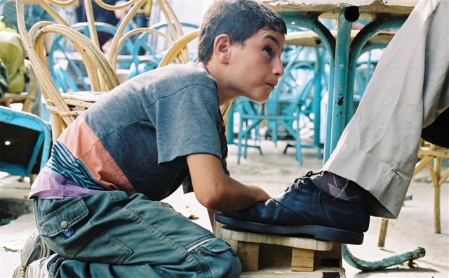 Botas niño limpiando