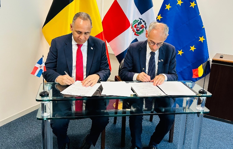 Firman Nelson Arroyo y Kristian Vanderwaeren.