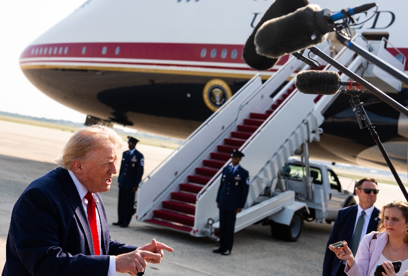 Trump y su nuevo Air Force One donado por Qatar.