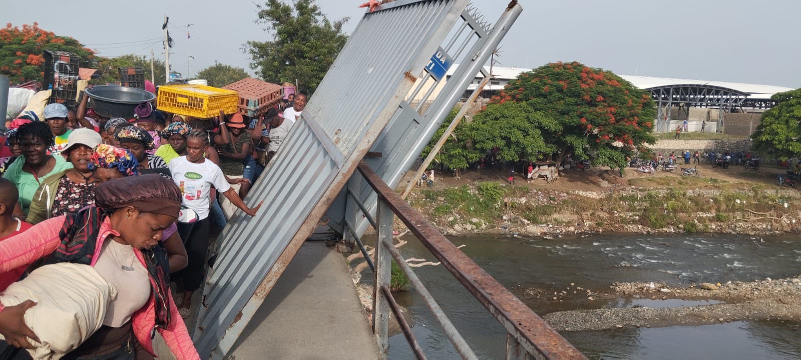 Se desploma puerta del puesto fronterizo en Dajabón por deterioro de la estructura.