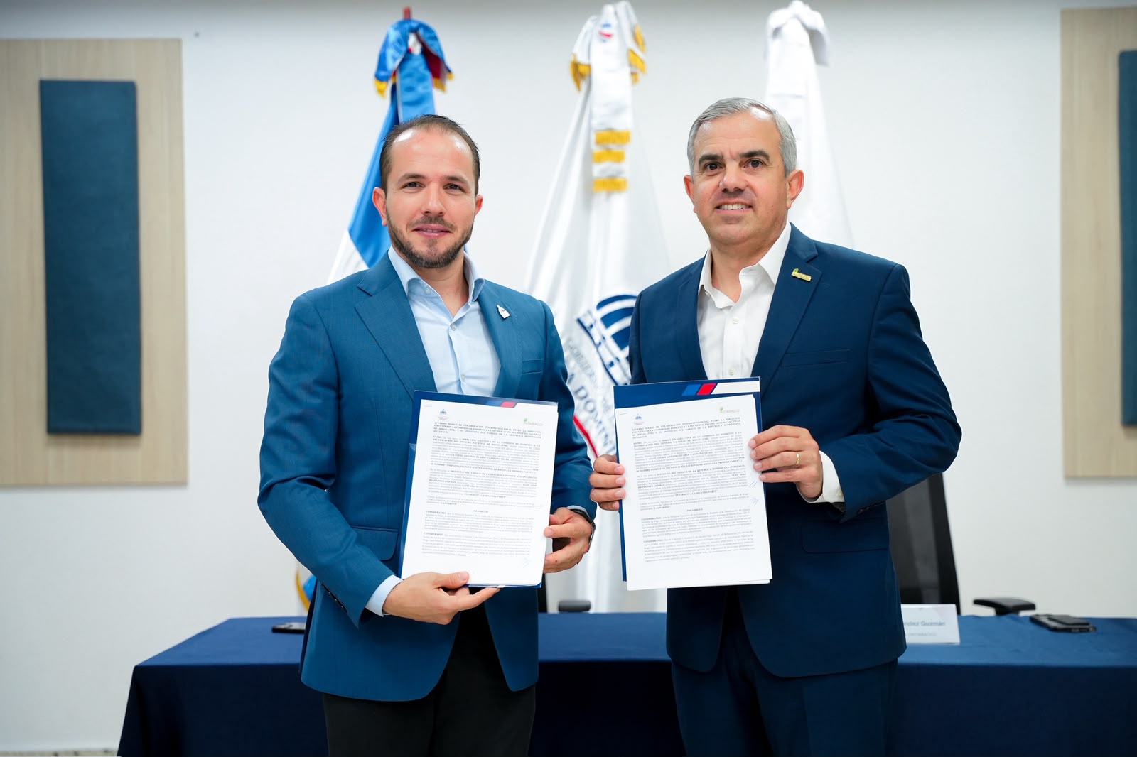 Claudio Caamaño e Iván Hernández muestran el acuerdo firmado