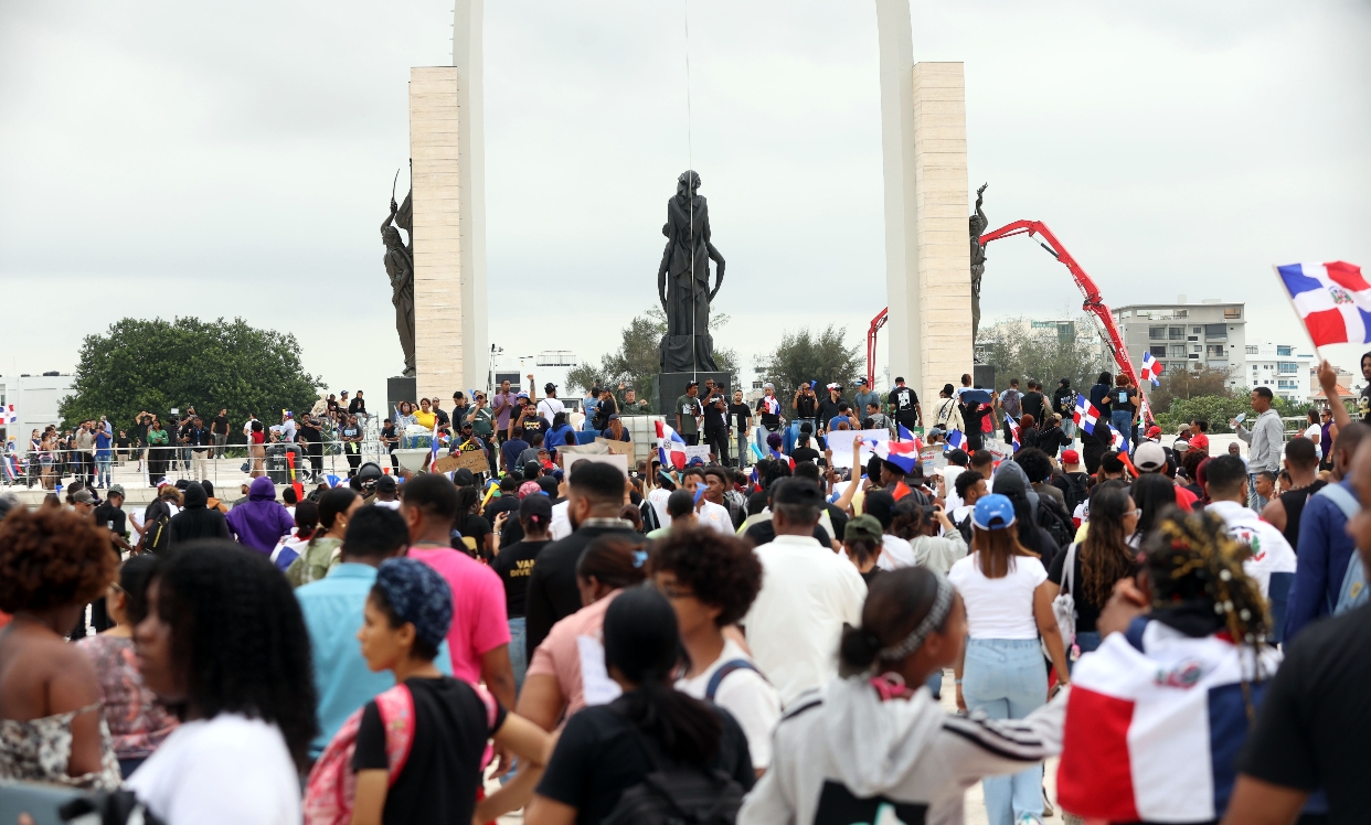 Decenas de personas se concentraron en la Plaza desde primeras horas de la tarde.