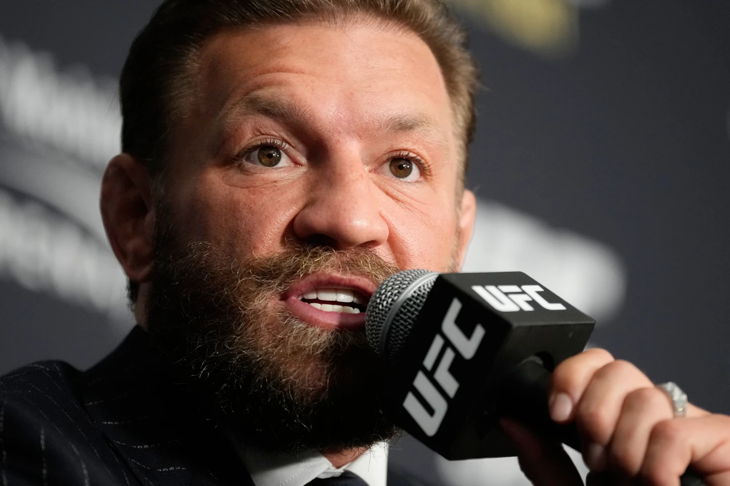 Conor McGregor durante una conferencia de prensa en 2026