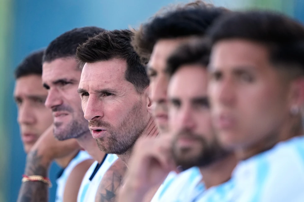 La otra cuestión a resolver es si Messi seguirá lanzando penaltis después de fallar dos en este Mundial.