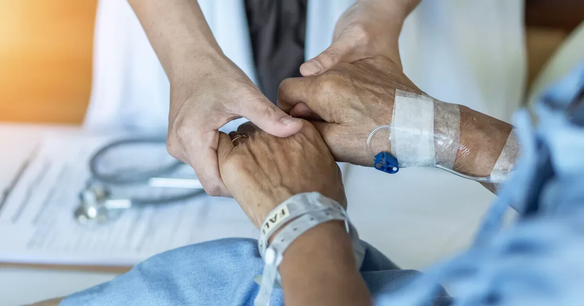 A veces basta con sentarse al lado de la cama, tomar una mano...