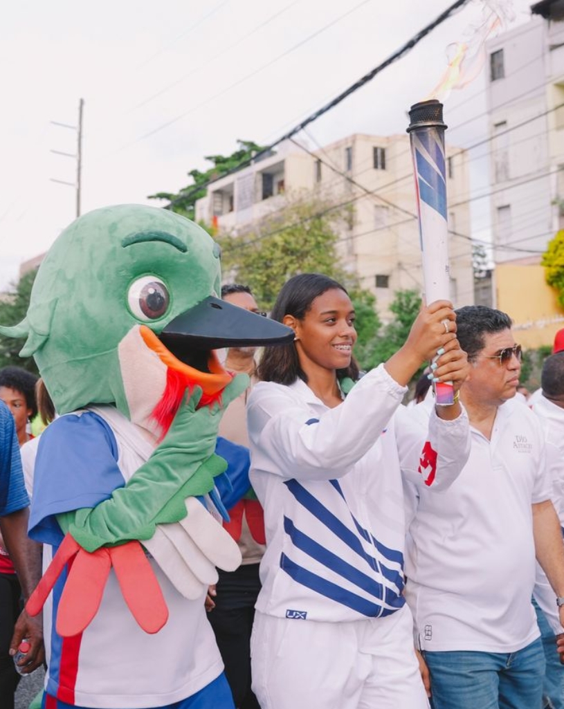 La jugadora de voleibol Mía Liberato porta la antorcha de los Juegos.