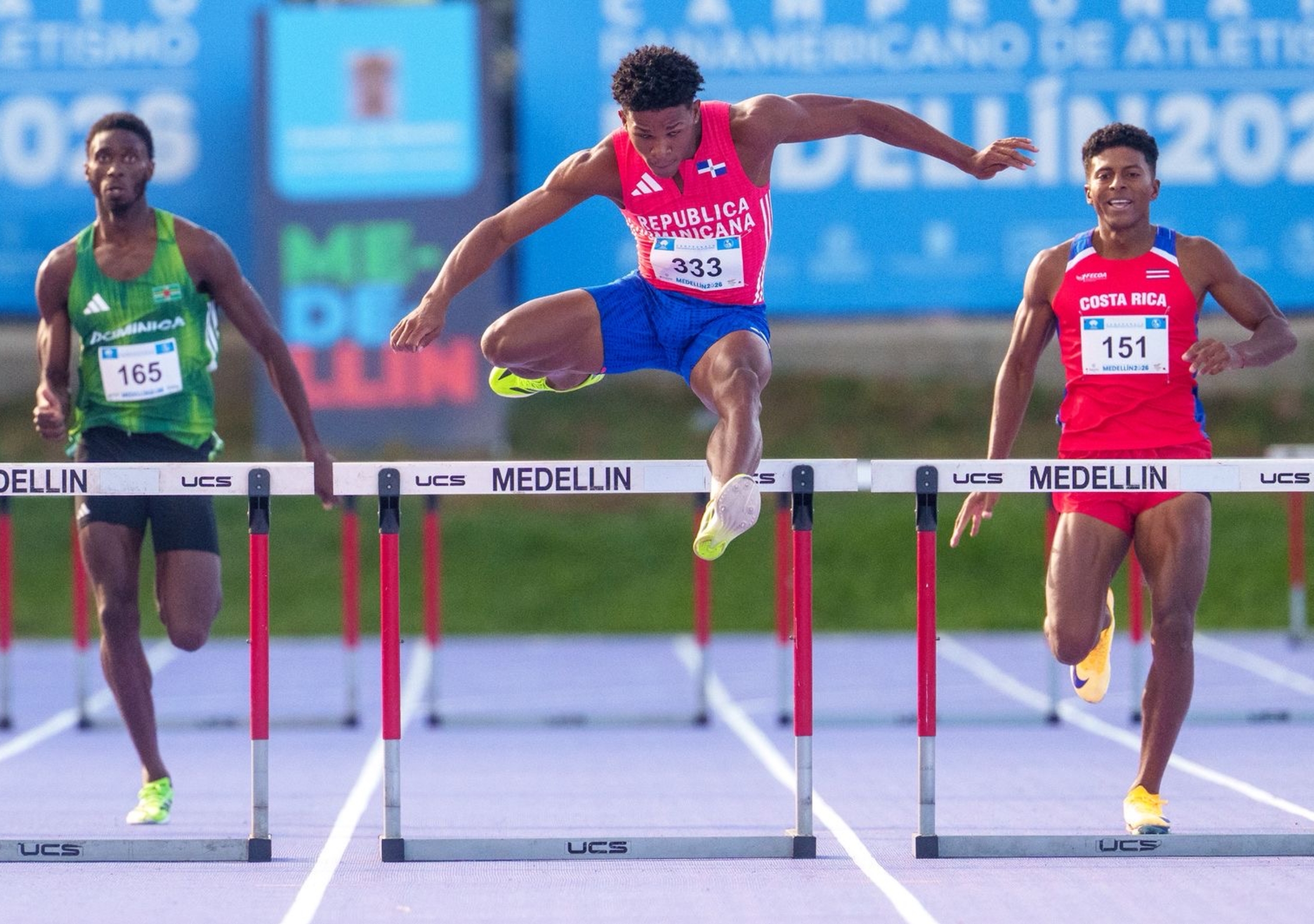 En el centro, el dominicano Yeral Núñez, cuando ganó la medalla de oro en el Torneo Panamericano en Medellín, Colombia, hace unos días.