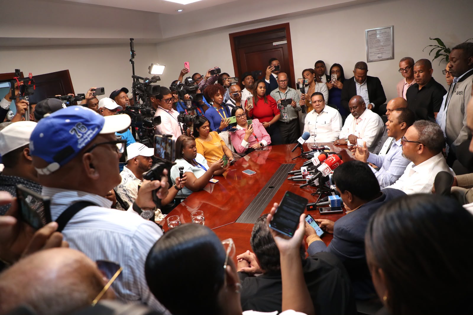 Transportistas apoyan al INTRANT, confirman que no habrá aumento de tarifas y apoyan operativos de fiscalización en Santiago