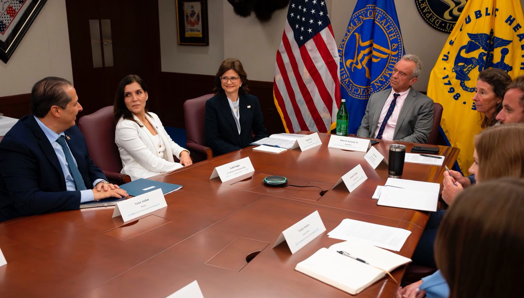 Víctor Atallah, Leah Campos, Raquel Peña y Robert F. Kennedy Jr. en la reunión con sus equipos de trabajo.