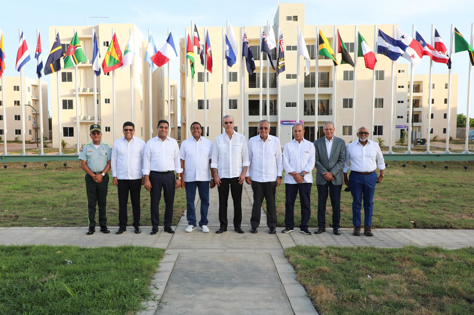 el presidente Luis Abinader, Kelvin Cruz, ministro del Deporte; En el acto inaugural aparecen José Monegro, Luisín Mejía y Garibaldy Bautista.