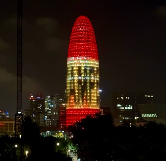Vídeo viral de la Torre de las Glorias iluminada con 