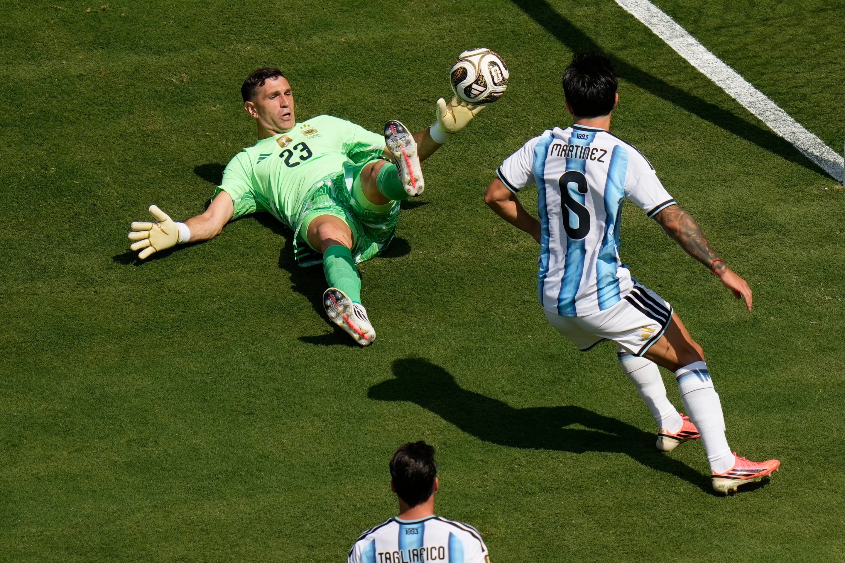 Final del Mundial 2026 arranca con espectacular parada de 'Dibu' Martínez