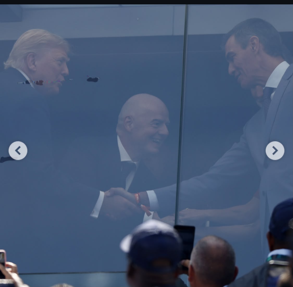 Trump estrechó la mano de Sánchez, el rey de España, Felipe VI y la reina Leticia en el palco detrás de un cristal blindado al inicio del partido en el estadio Nueva York/Nueva Jersey, comúnmente conocido como MetLife.