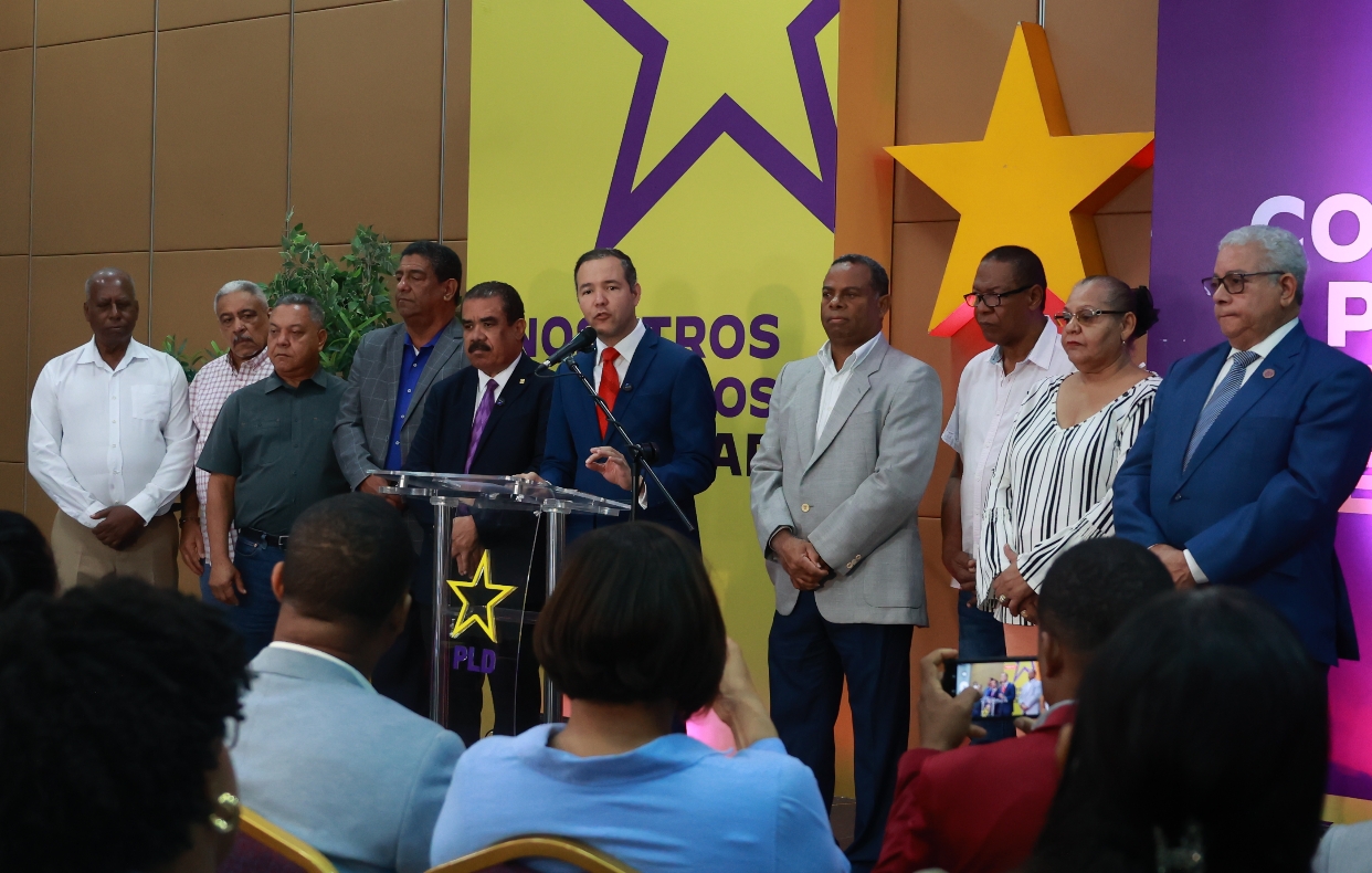 Jhonny Pujols, al exponer el problema junto a dirigentes del partido. Eliesser Tapia.