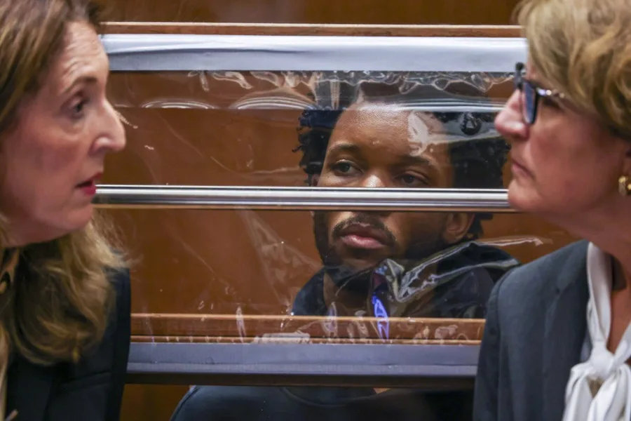 El cantante David Anthony Burke, conocido como D4vd, durante la audiencia de lectura de cargos por el asesinato de Celeste Rivas Hernández en el Centro de Justicia Penal Clara Shortridge Foltz de Los Ángeles, California (EE.UU.) EFE/EPA/TED SOQUI/POOL