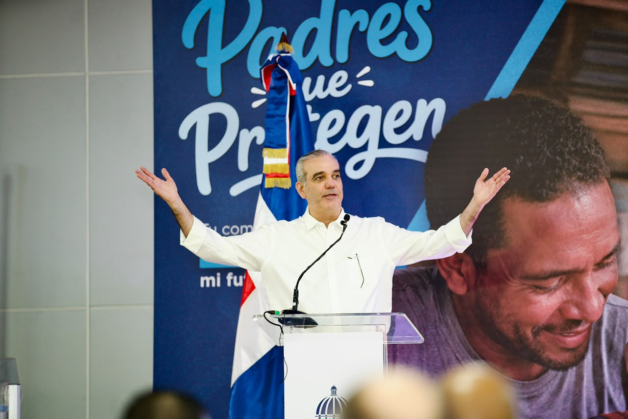 El presidente encabezó un acto por el Día del Padre