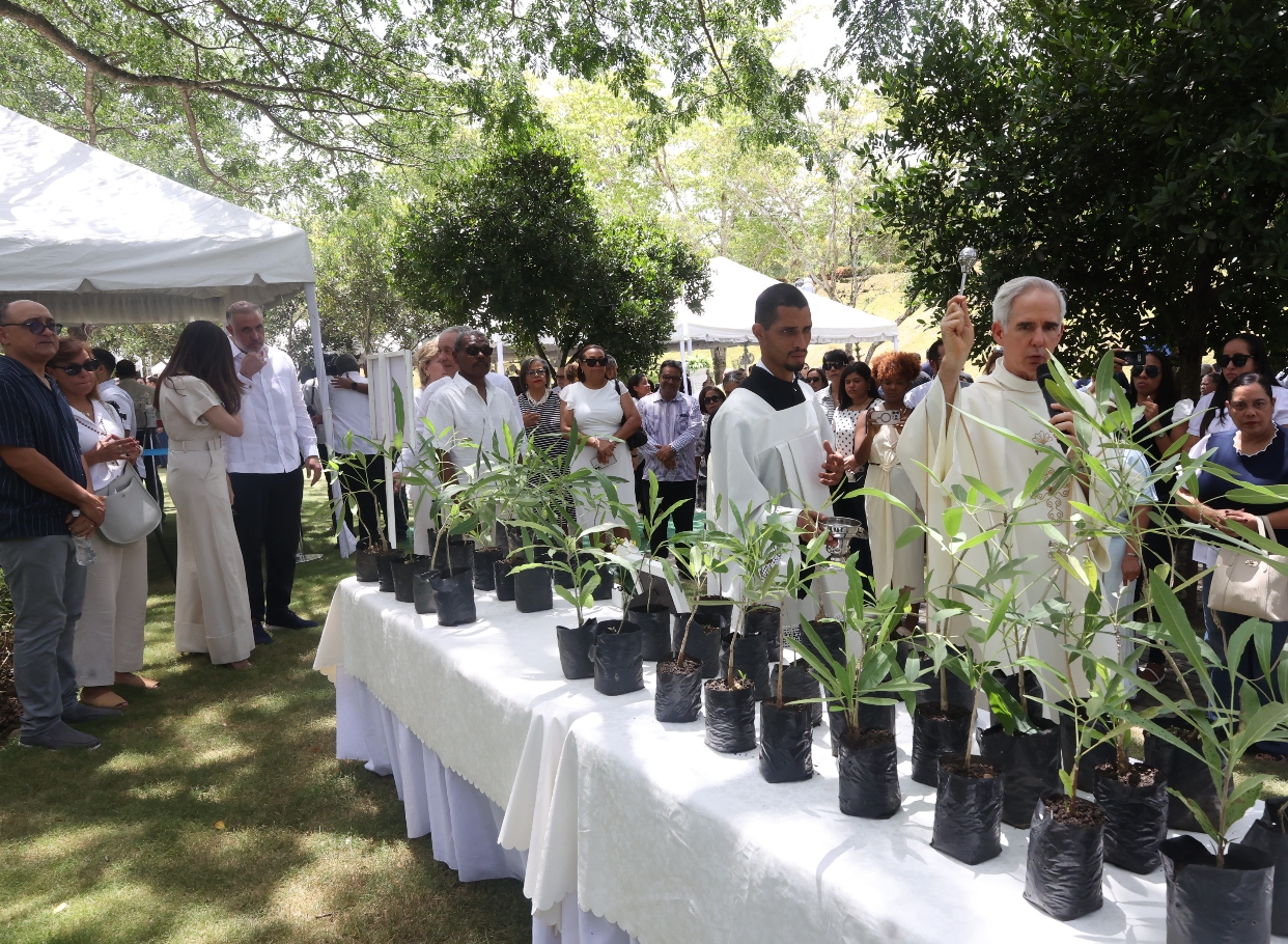 El cementerio Puerta del Cielo se convirtió en un escenario de respeto y meditación entre familias.