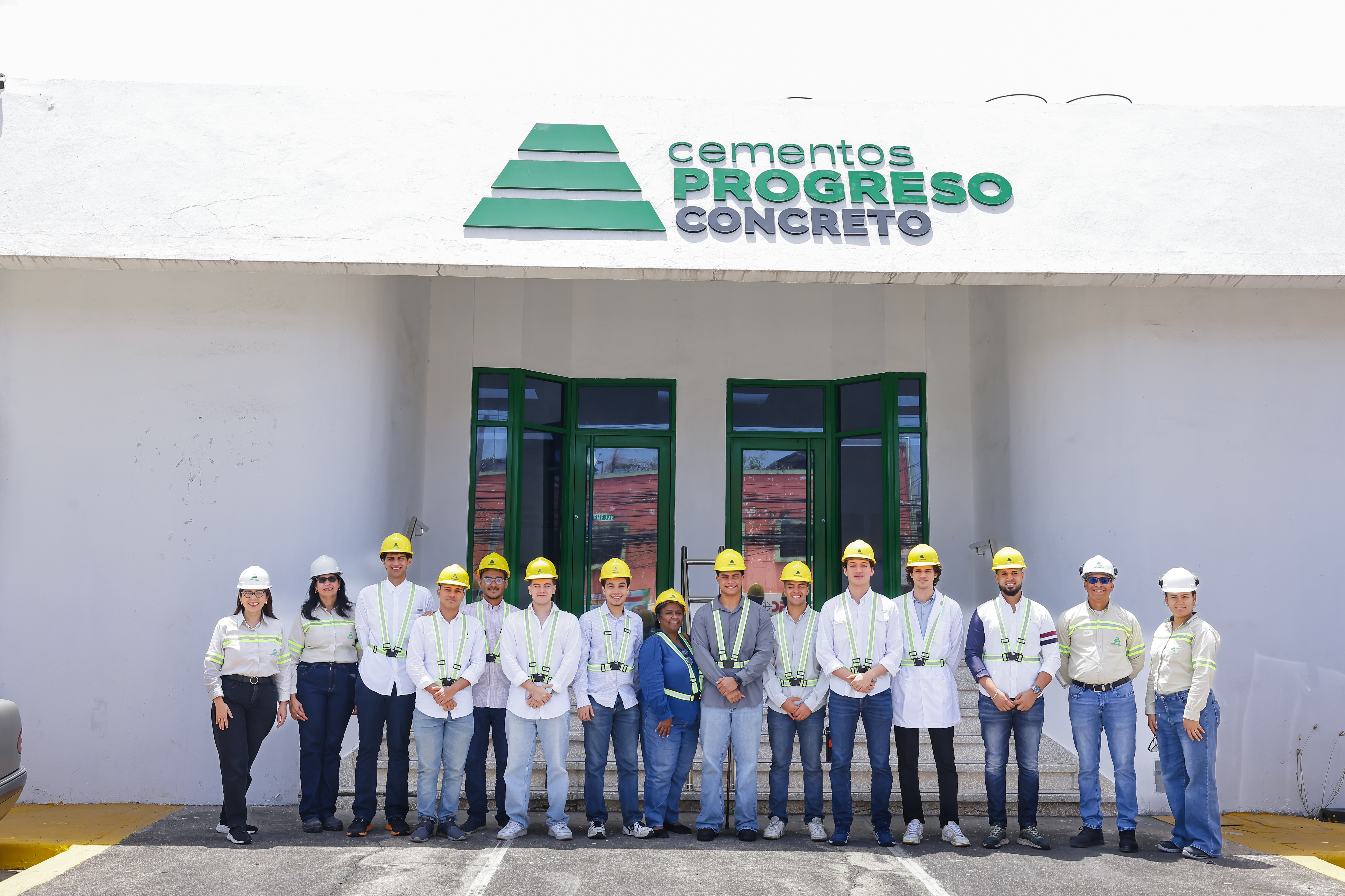Colaboradores del CEMPRO y estudiantes del INTEC