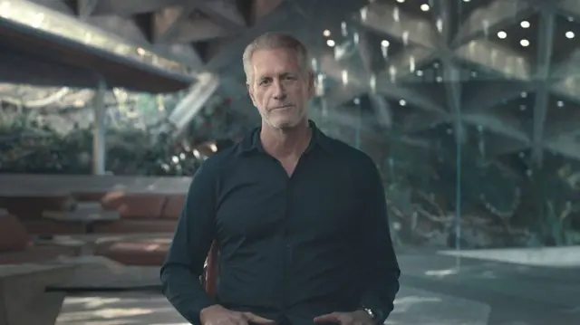 Hoyt Richards aparece con gesto serio y ropa oscura en un fotograma del documental de HBO sobre la secta Eternal Values