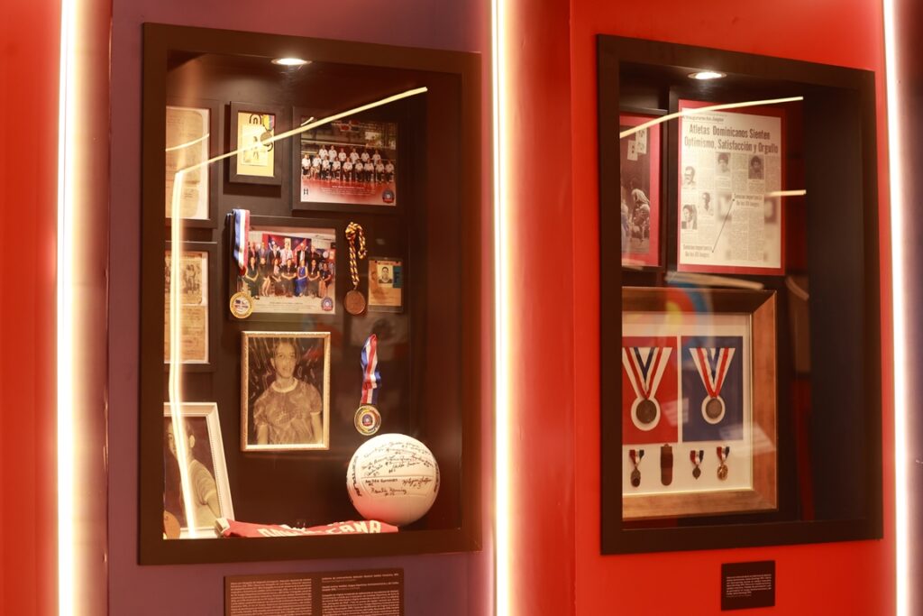 La exposición en el Museo del Deporte cuenta con espacios para deportistas específicos donde muestran medallas, fotografías, balones y otros. Elieser Tapia.