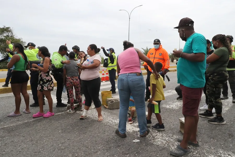 La gente protesta este sábado contra la falta de respuesta del gobierno tras los terremotos ocurridos en la zona de Caraballeda, en La Guaira (Venezuela). EFE