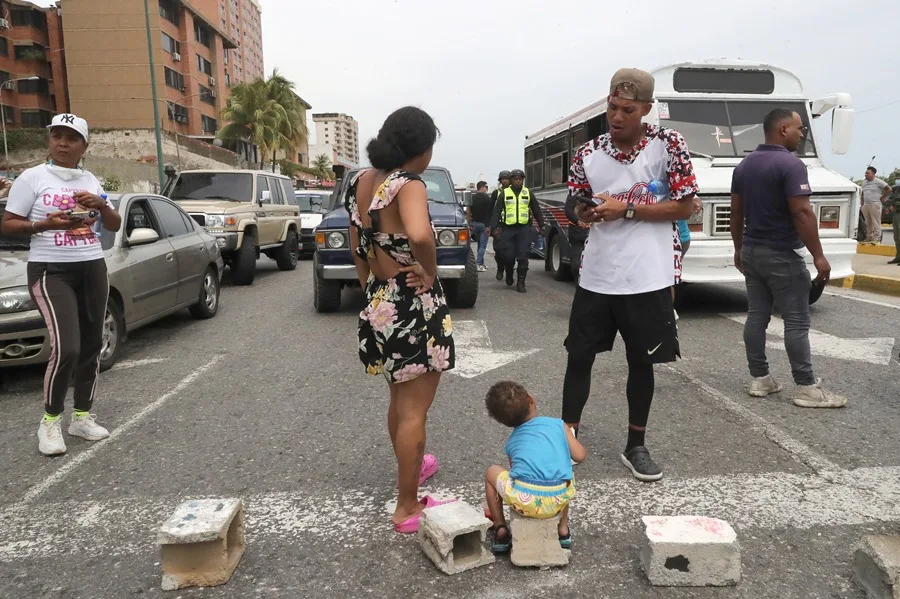 La gente protesta este sábado contra la falta de respuesta del gobierno tras los terremotos ocurridos en la zona de Caraballeda, en La Guaira (Venezuela). EFE