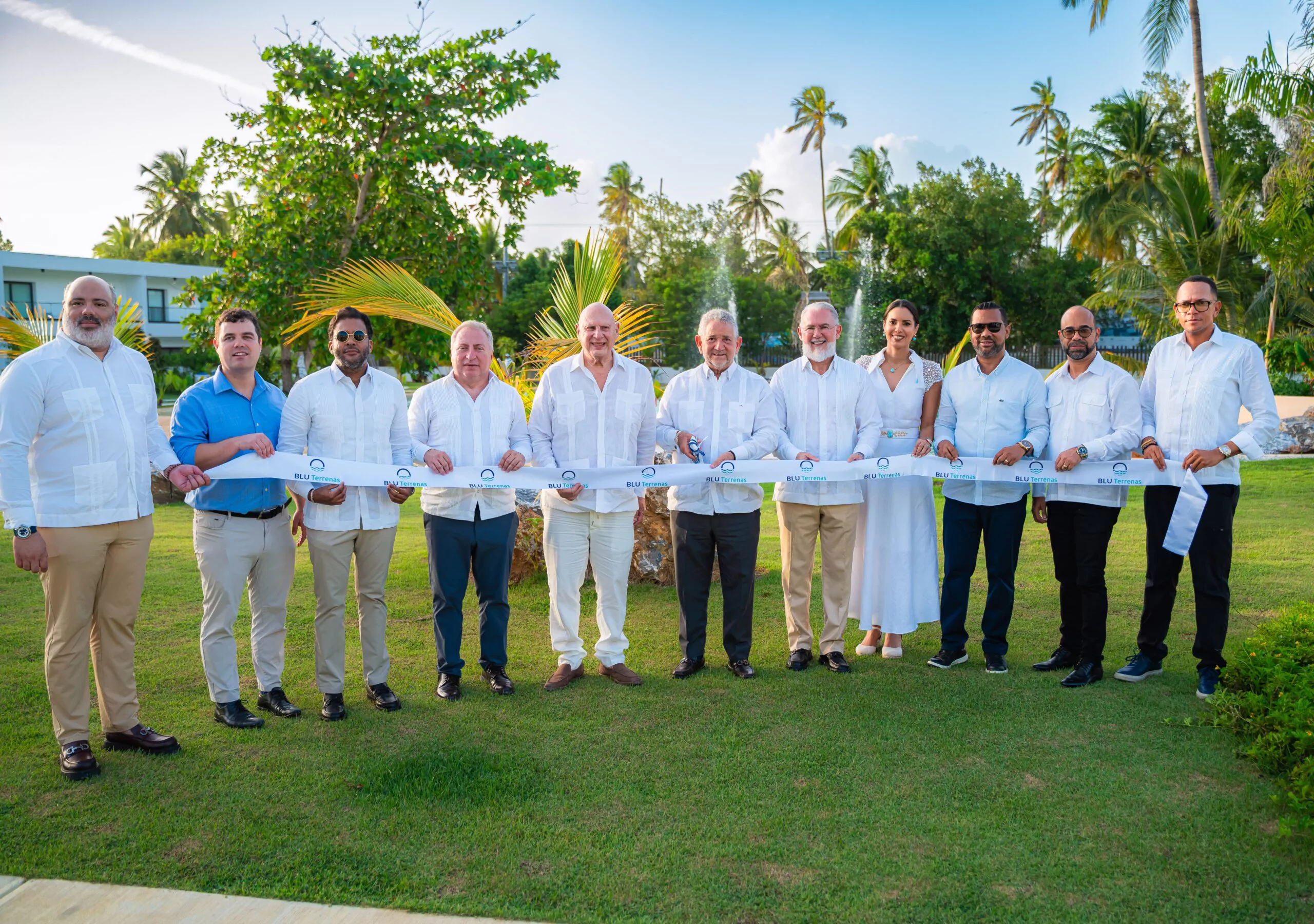 Ejecutivos cortaron listón en inauguración de primera etapa de Blu Terrenas en complejo turístico