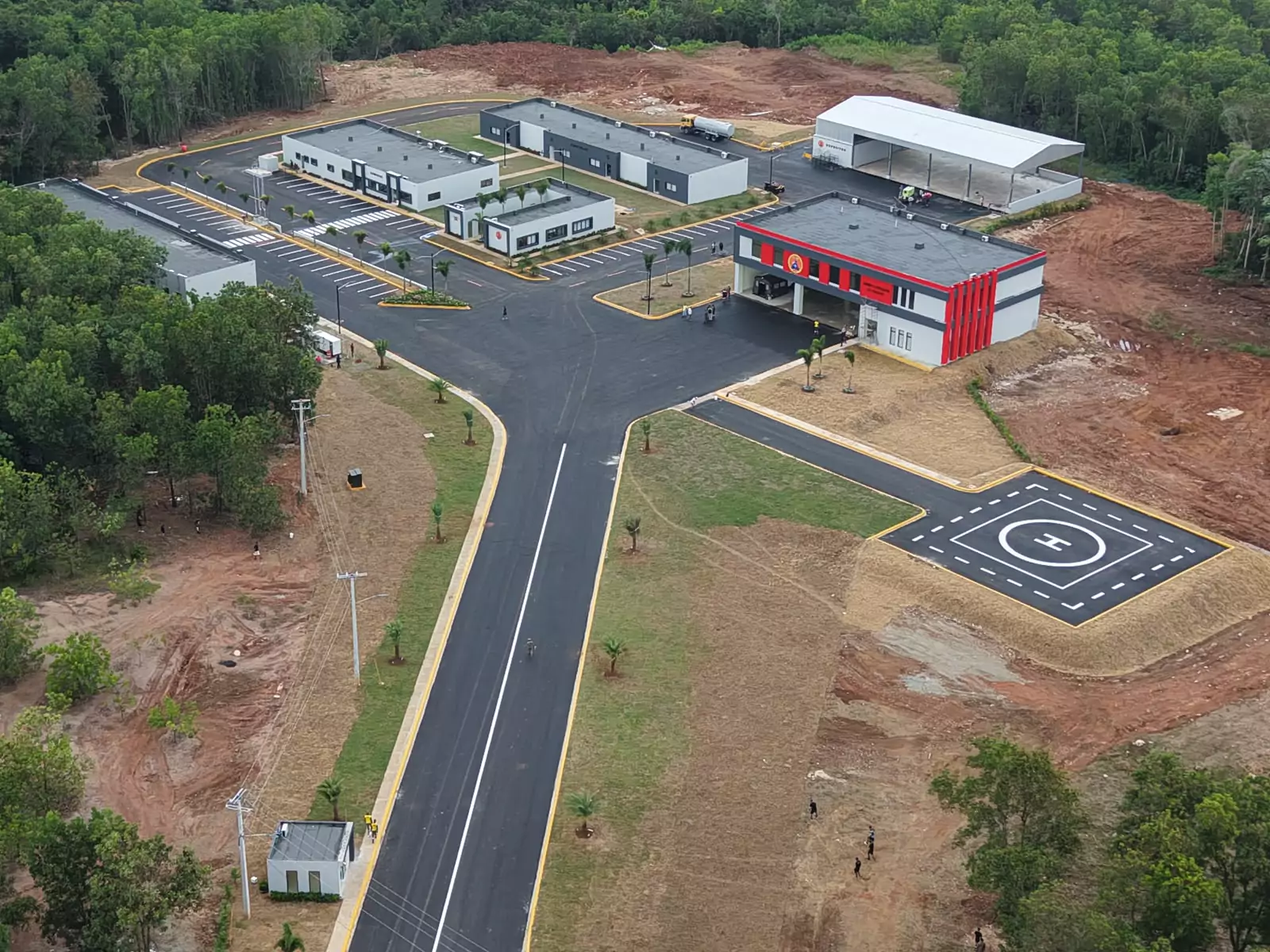 Vista aérea de la nueva sede del CEMED inaugurada por Abinader, con edificios, vías internas y helipuerto