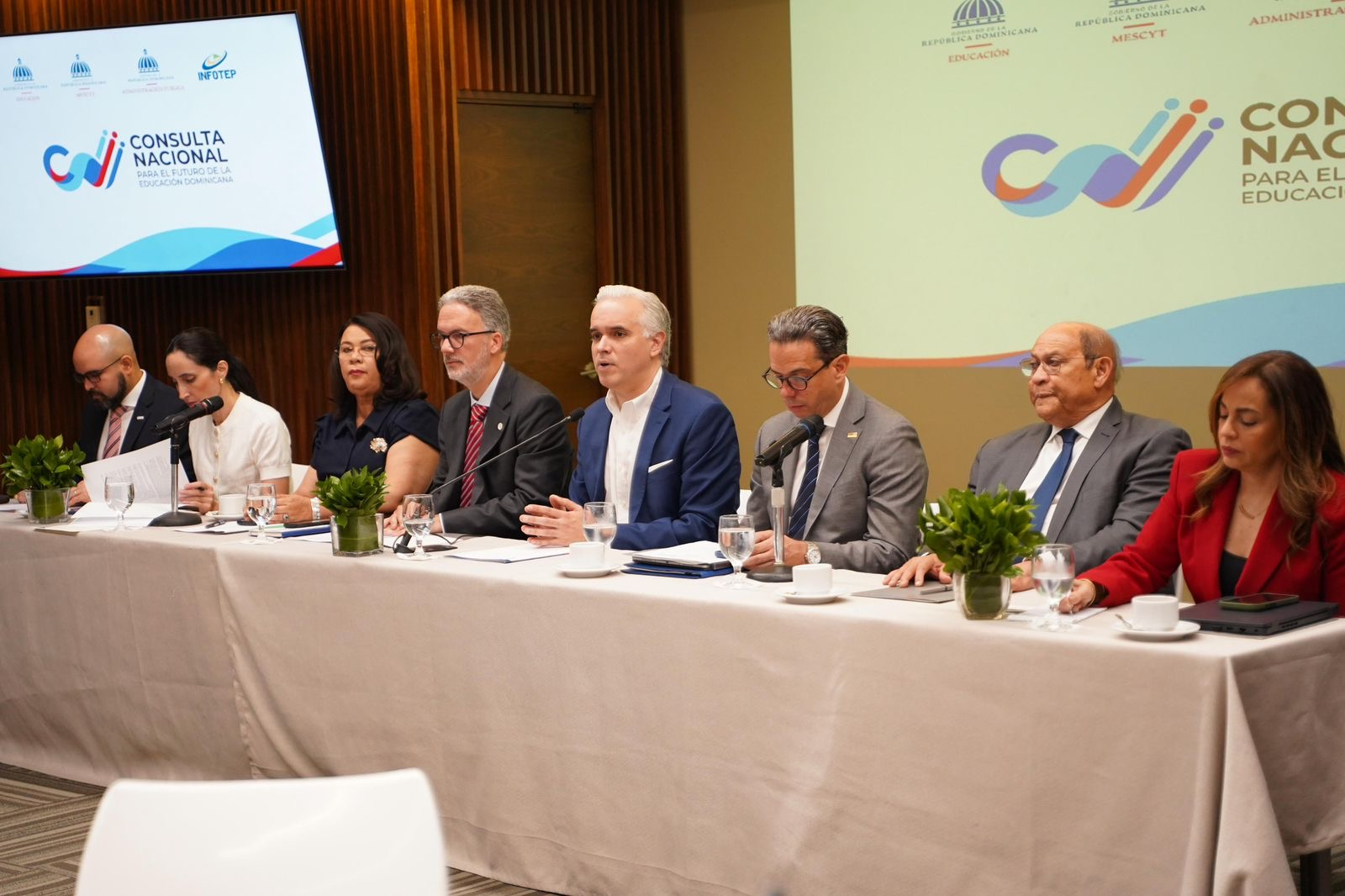 Autoridades participan en mesa de trabajo de la Consulta Nacional sobre educación