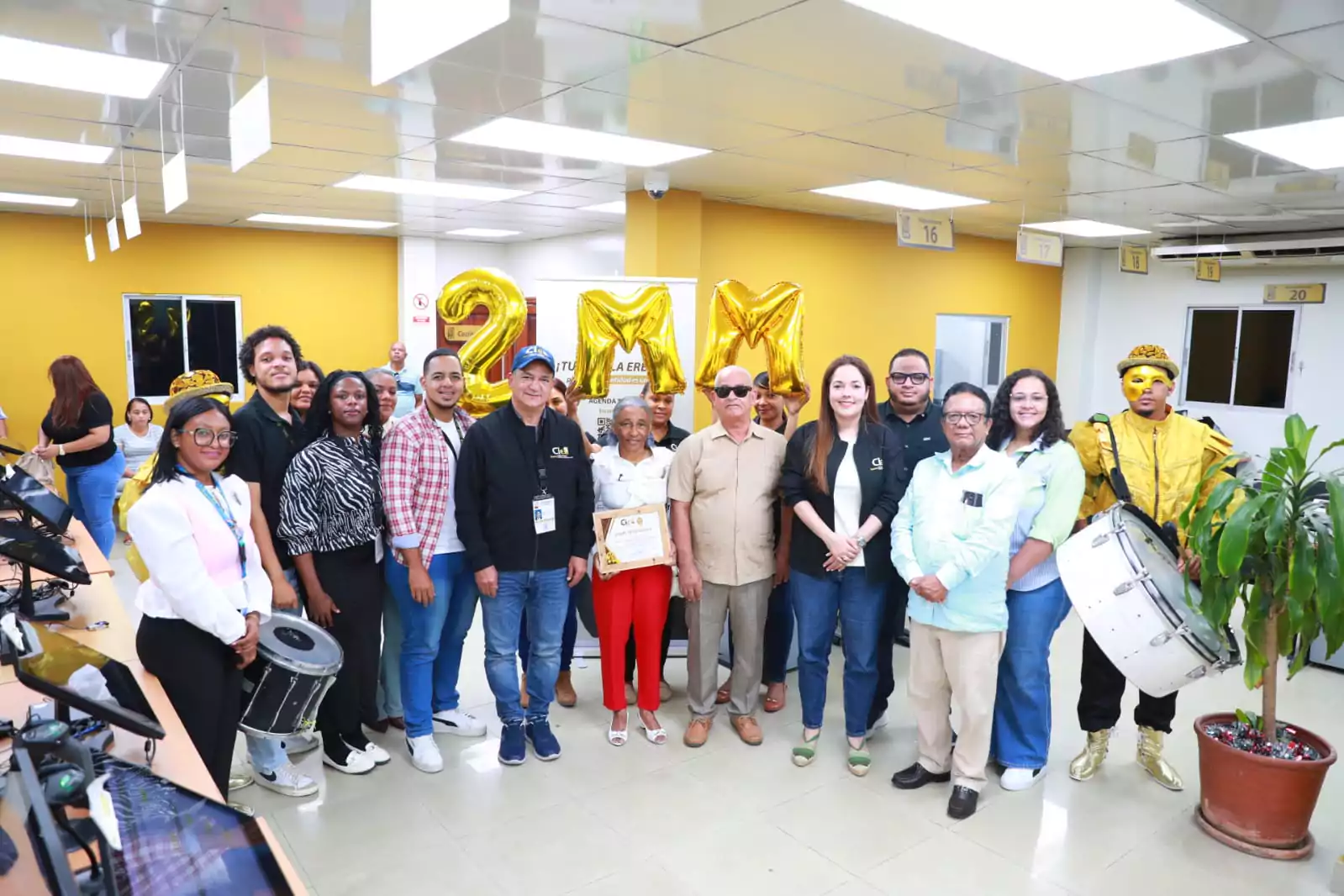 Grupo celebra con certificado y globos dorados en actividad institucional en República Dominicana