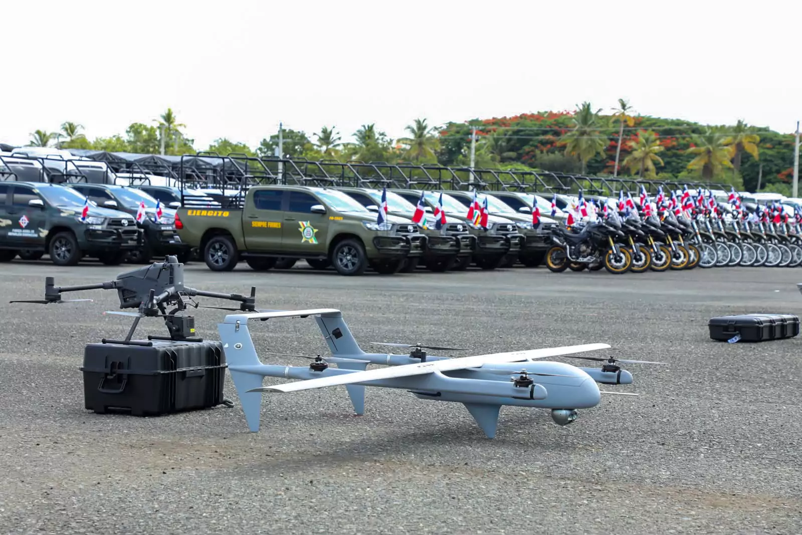 Drones, camiones y motos oficiales alineados durante un operativo de seguridad en República Dominicana