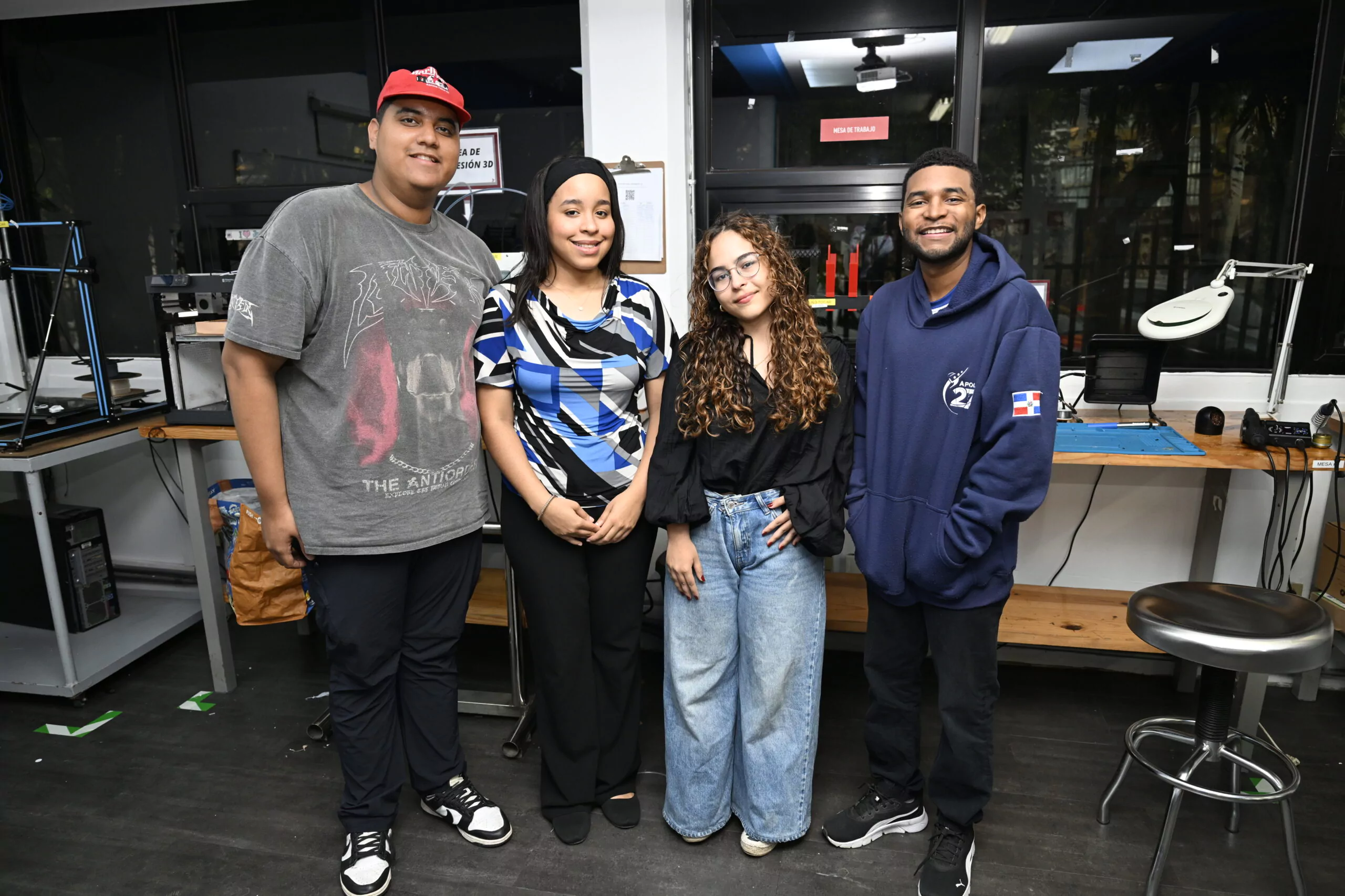 Cuatro jóvenes posan en un estudio con equipamiento técnico, en una imagen vinculada a una noticia de Noticias SIN