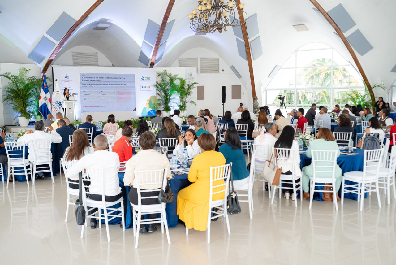 Los asistentes participan en una presentación durante una reunión en un salón de eventos