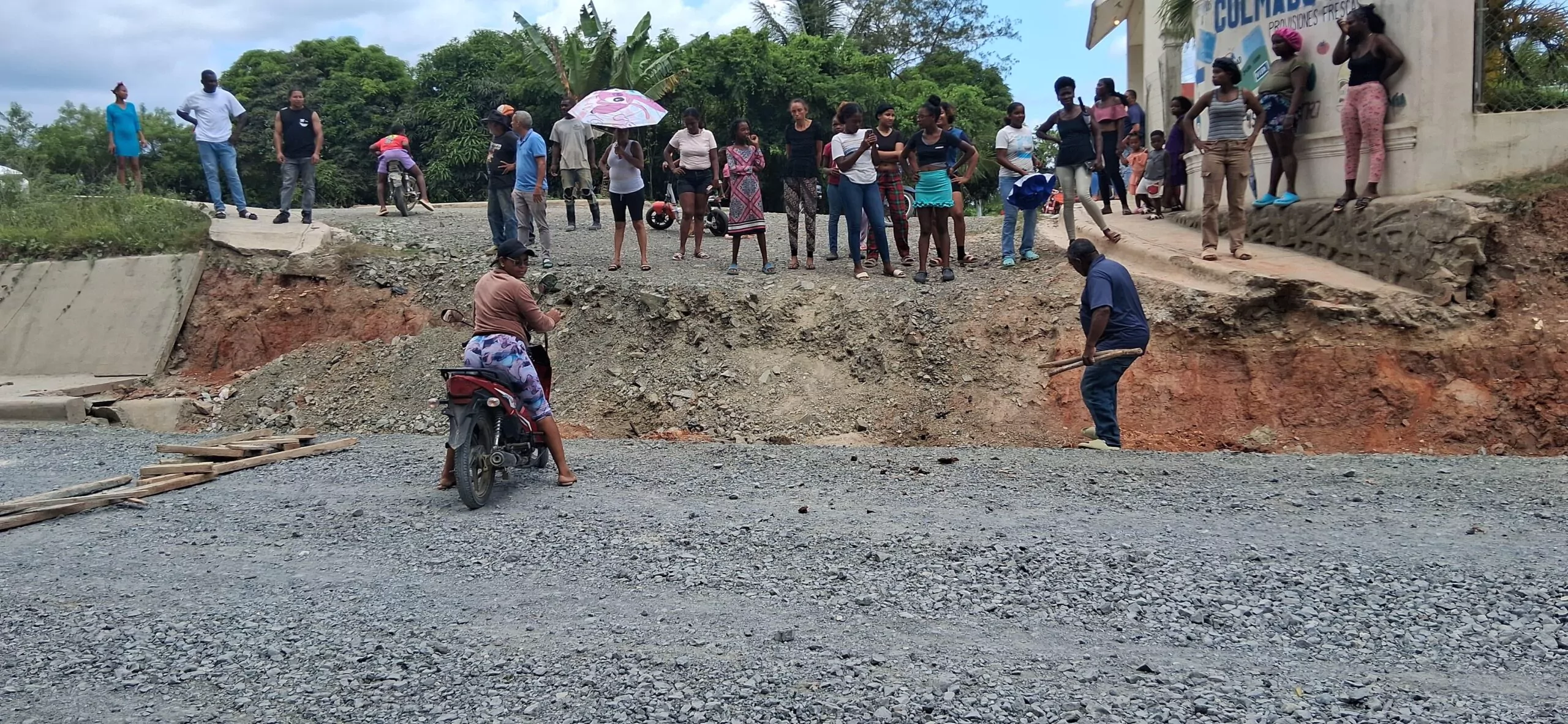 Vecinos de El Brazalete observan vía intervenida durante protesta contra la eliminación de su acceso en Monte Plata