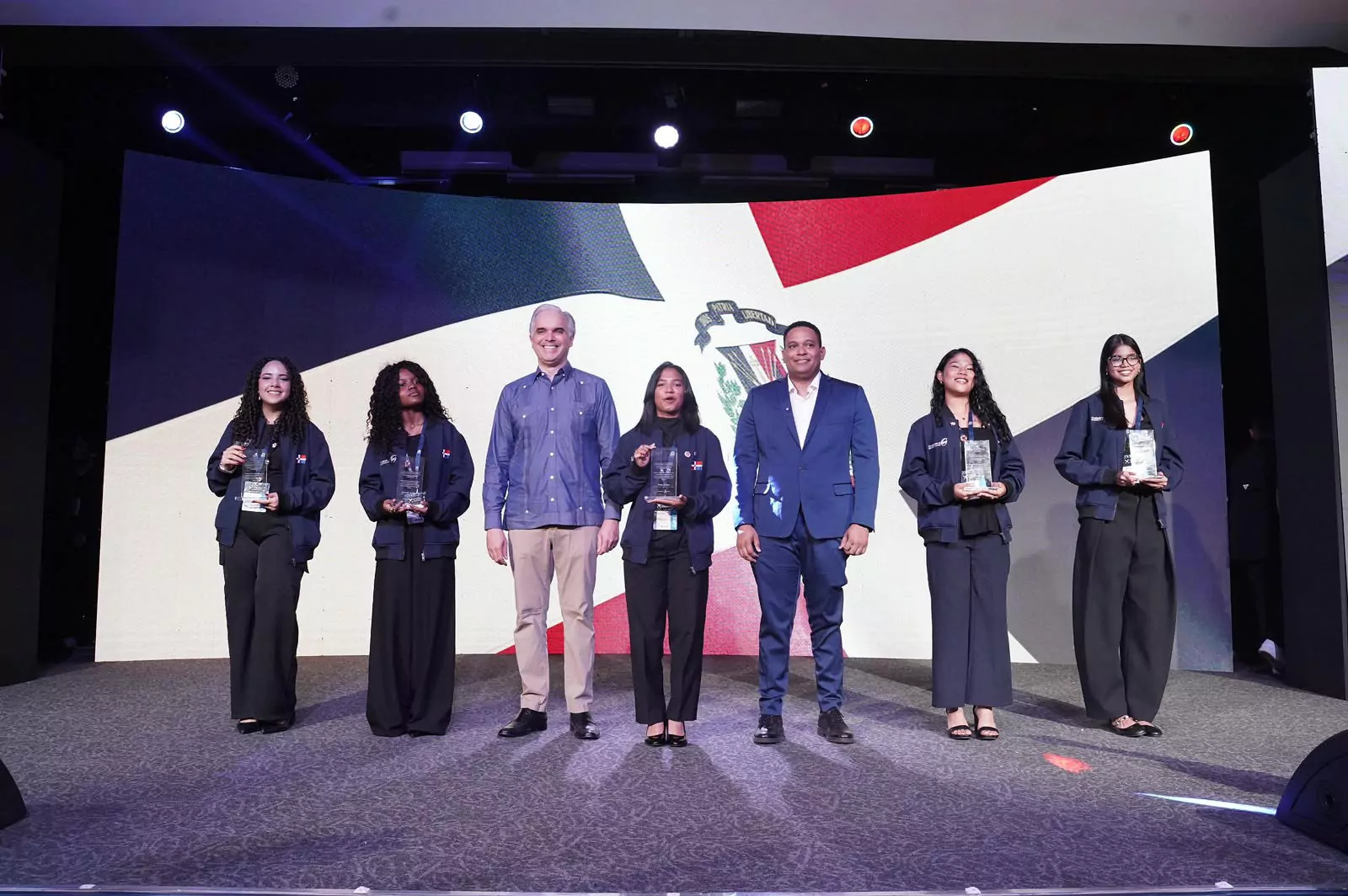Personas posan en un escenario durante una ceremonia de premiación en República Dominicana