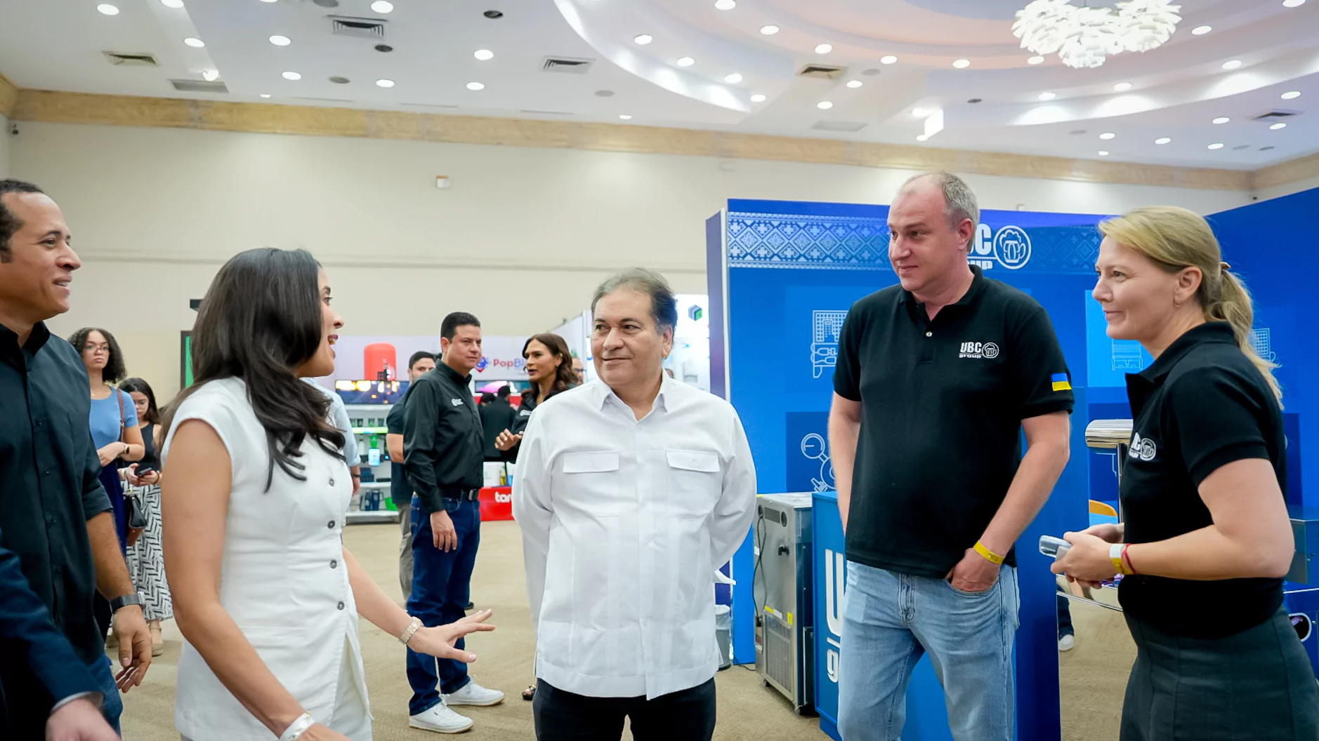 Representantes empresariales conversan durante Brewery Expo Proveedores 2026 en una sala de exposiciones