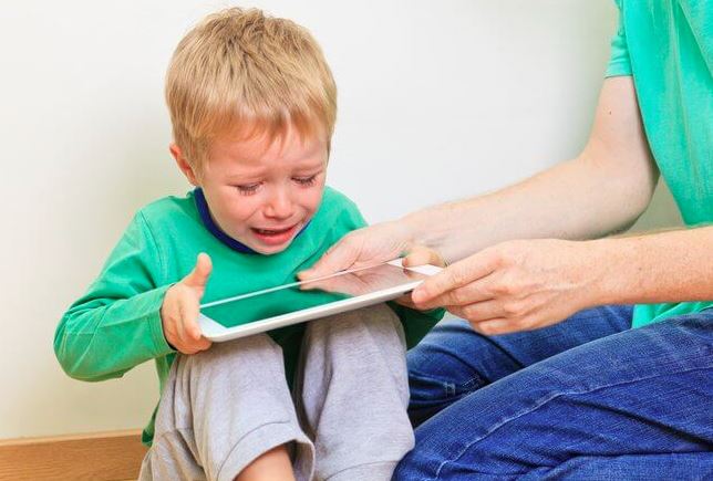 ¿Niños de vacaciones en casa? Psicóloga aconseja reducir el uso de pantallas y fomentar el juego al aire libre