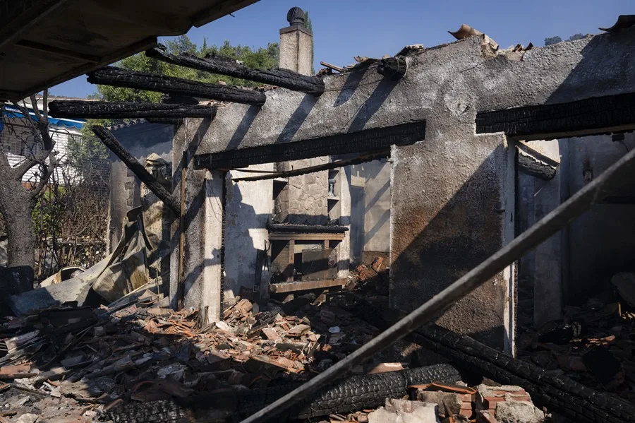 Estado de una casa calcinada en la localidad de Calonge este sábado tras el incendio forestal iniciado ayer en La Bisbal de l'Empordà (Girona). EFE