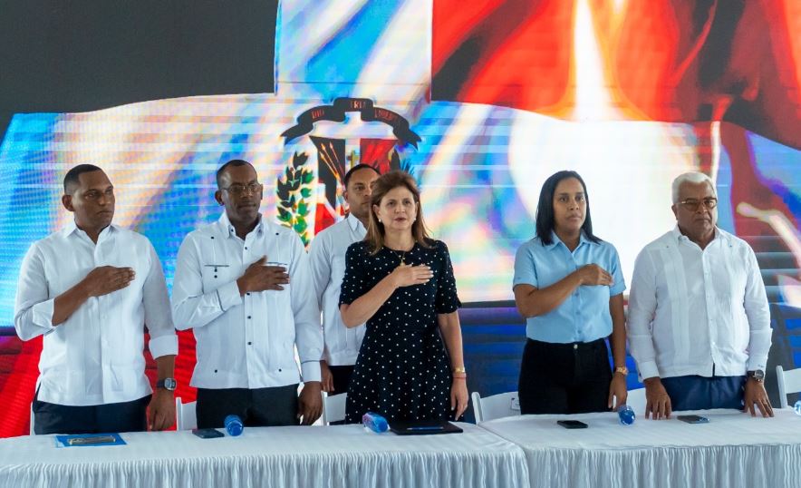 Gobierno entrega 165 títulos de propiedad a familias productoras en Galván, Bahoruco