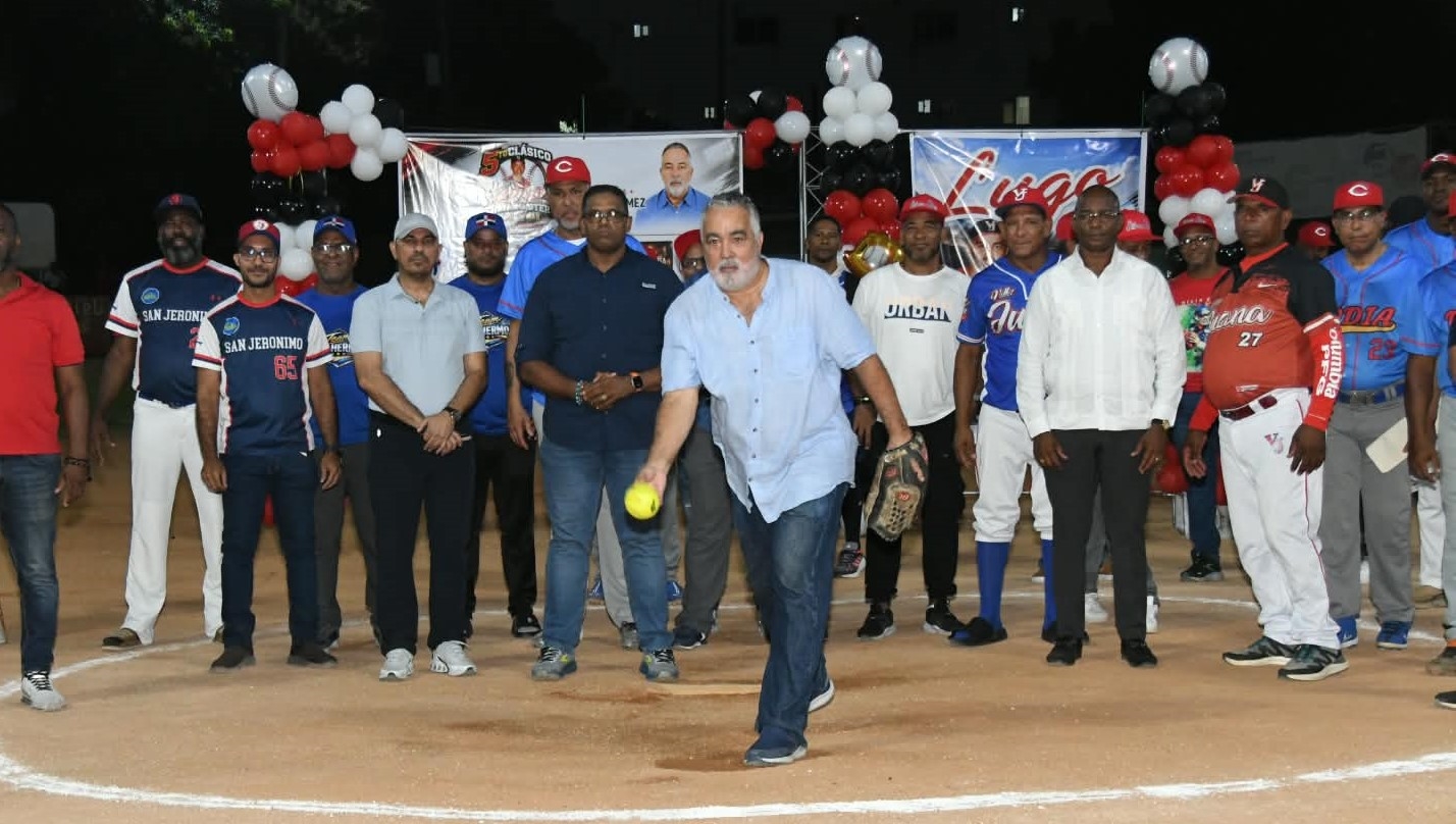 Pedro Gómez lanza la primera bola para inaugurar el V Clásico de Softbol Julio Lugo
