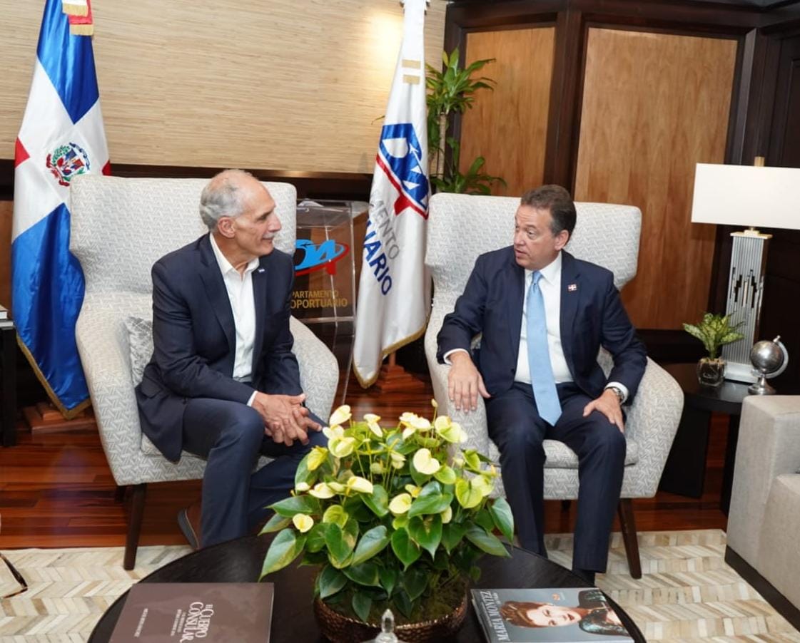 Canciller Víctor “Ito” Bisonó recibe al presidente de Honduras en visita oficial a República Dominicana
