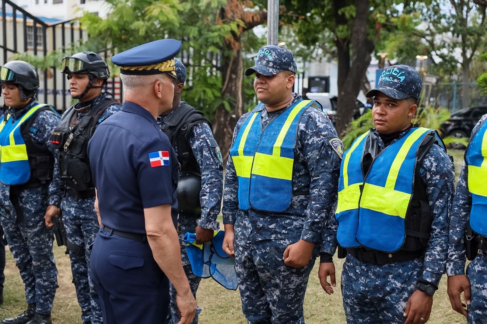 Director General de la Policía Nacional supervisa al personal del Ensanche Naco e insta a los agentes a fortalecer el compromiso con la ciudadanía