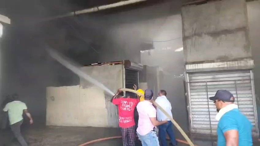 El incendio en el mercado fronterizo, en Dajabón.