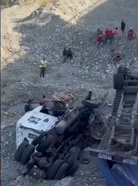 Patana cae al río Nizao tras accidente en el puente Lucas Díaz