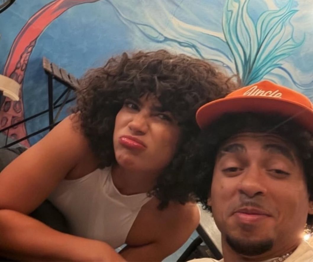 Ozuna y la joven