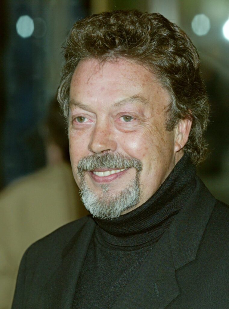 El actor Tim Curry llega a la gala homenaje de la Film Society of Lincoln Center a la actriz Susan Sarandon celebrada en Nueva York el lunes 5 de mayo de 2003. (Foto AP / Stuart Ramson)