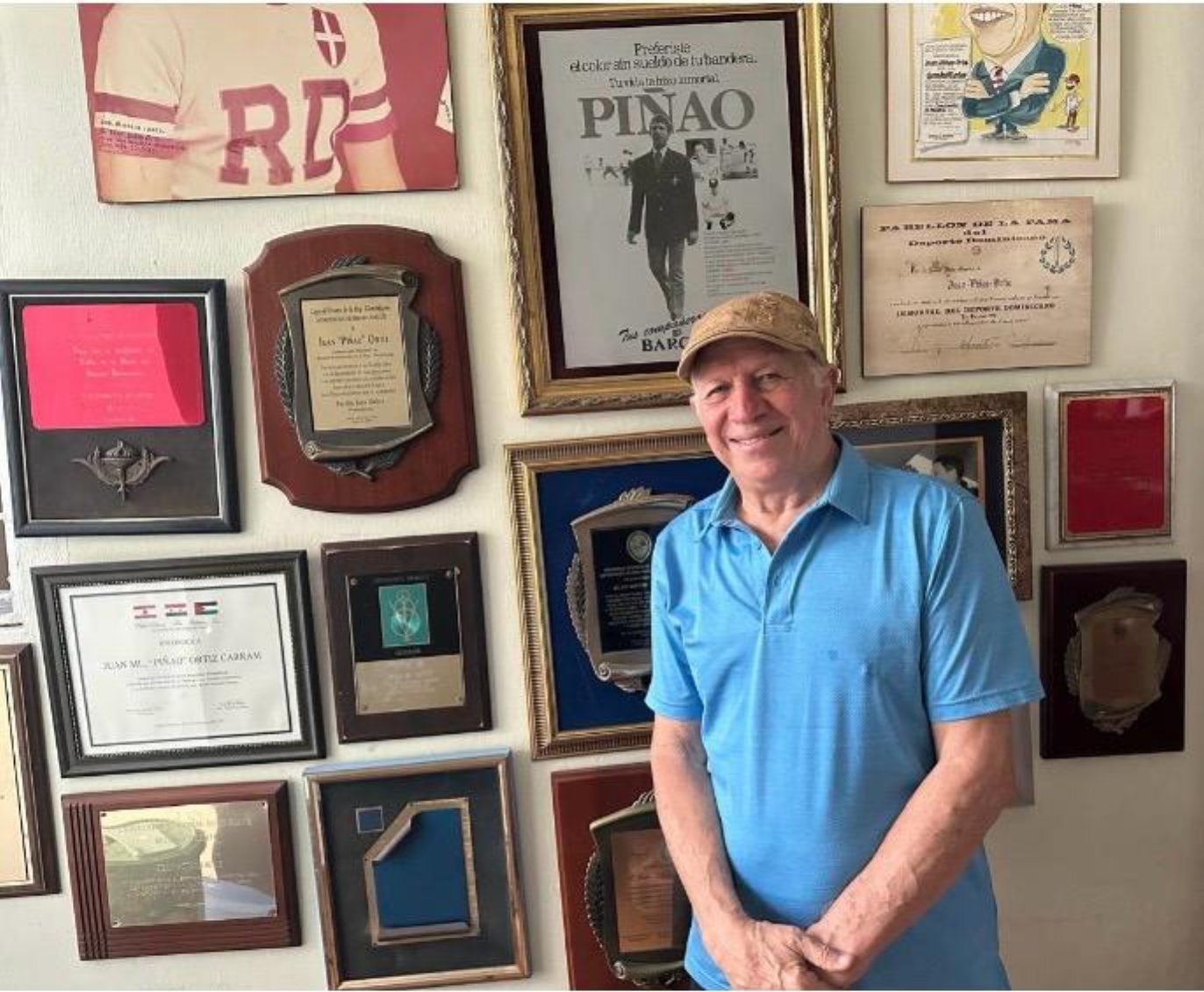 El inmortal Juan Piñao Ortìz, con parte de los trofeos y medallas. A